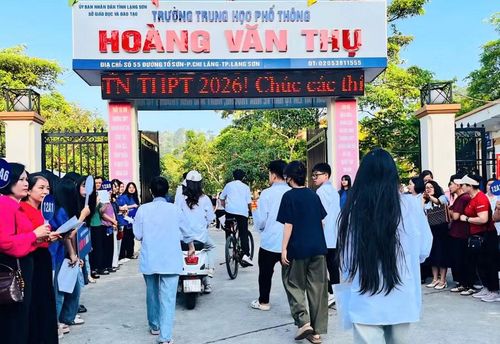 Thí sinh đến Điểm thi Trường THPT Hoàng Văn Thụ.