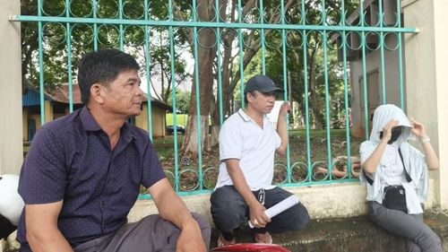 Cha mẹ đồng hành cùng con trong mùa thi 2026. (Ảnh: TH)