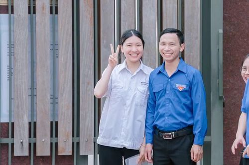 Thí sinh tại Điểm thi Trường THPT Tô Hiệu, xã Vĩnh Thịnh phấn khởi trước giờ bước vào trường thi.