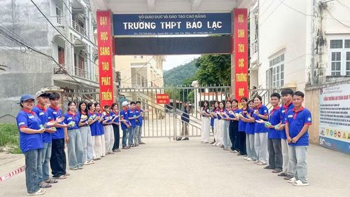 Chào đón thí sinh bước vào thi môn Toán.