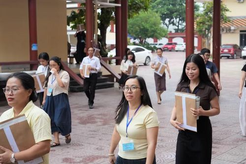 Cán bộ giám thị làm nhiệm vụ tại Trường PTTH Dân tộc nội trú tỉnh Nghệ An.