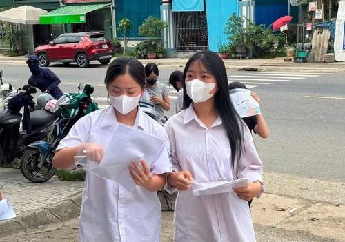Thí sinh tại Điểm thi Trường THPT Phú Lương, xã Phú Lương nhanh chóng di chuyển vào phòng thi.