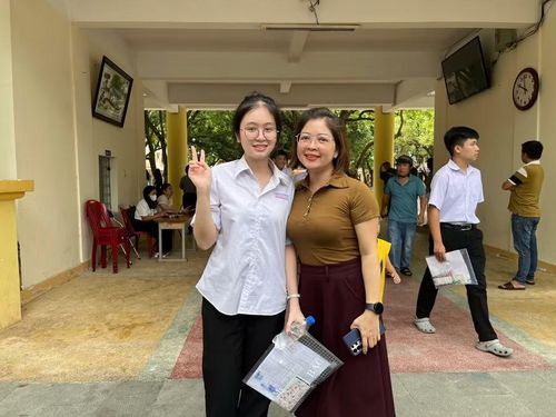 Nhiều phụ huynh động viên con mình tiếp tục thi tốt môn Toán.