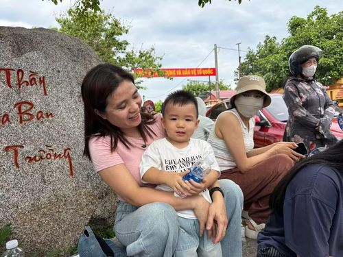 Gia đình chị Trần Thị Thanh Thủy ở lại điểm thi để đồng hành, tiếp thêm động lực cho sĩ tử.