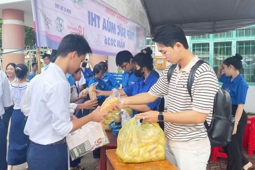 Những ổ bánh mì được trao tận tay các sĩ tử An Giang.