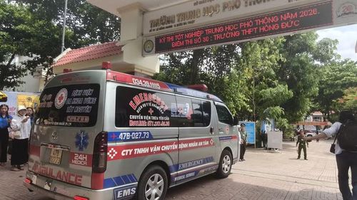 Xe cứu thương chở thí sinh đặc biệt đến điểm thi. (Ảnh: TH)