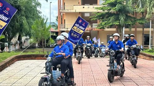 Đội hình tiếp sức mùa thi xã Ea Drăng ra quân hỗ trợ thí sinh. (Ảnh: ĐX)
