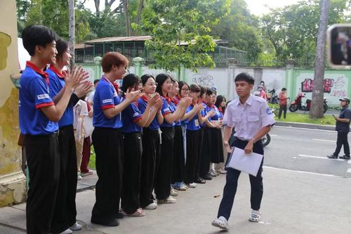  Những chiến sĩ áo xanh tình nguyện trong ngày thi đầu tiên. 