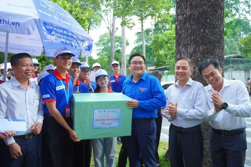 Anh Ngô Minh Hải - Bí thư Thành Đoàn TPHCM tặng quà động viên các sinh viên tình nguyện.