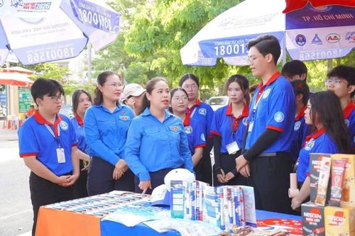Chị Trịnh Thị Hiền Trân - Phó Bí thư Thành Đoàn TPHCM thăm các chiến sĩ Tiếp sức Mùa thi.