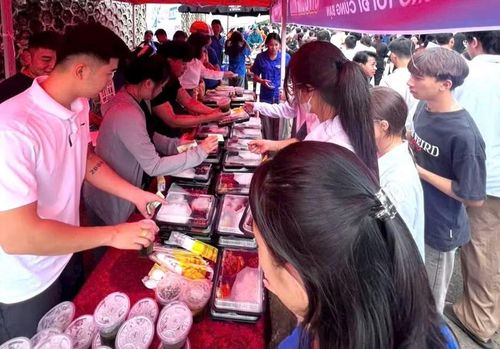 Thí sinh xếp hàng nhận những suất cơm miễn phí.