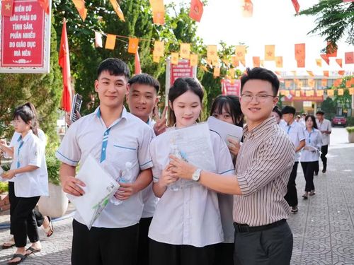 Thầy giáo Hồ Đức Trung (giáo viên Trường THPT Ngô Quyền) hướng dẫn thí sinh giải đề.