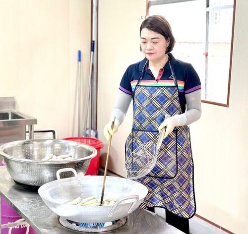 Cô giáo trực tiếp vào bếp chuẩn nấu ăn với mong muốn giúp các em giảm bớt áp lực, thêm tự tin bước vào từng môn thi.