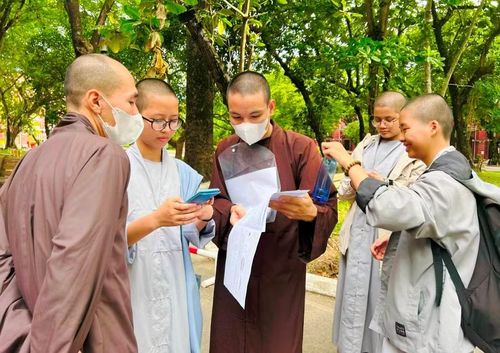 Tăng ni sinh tại TP Huế bàn luận sau buổi thi môn Toán.