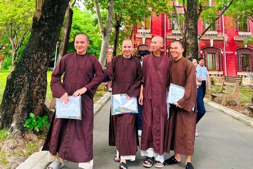 Các sư thầy cho biết làm bài tốt cả 2 môn Văn, Toán.