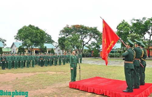 Chiến sĩ mới của Tiểu đoàn Huấn luyện - Cơ động, Ban Chỉ huy Bộ đội Biên phòng tỉnh Hà Tĩnh thực hiện tuyên thệ dưới Quân kỳ Quyết thắng. Năm 2026, đơn vị tiếp nhận và huấn luyện 95 chiến sĩ mới. Ảnh: Thanh Giang