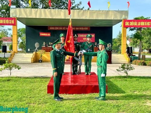 Chỉ huy Tiểu đoàn Huấn luyện - Cơ động, Ban Chỉ huy Bộ đội Biên phòng tỉnh Đồng Tháp thực hiện nghi thức trao vũ khí cho chiến sĩ mới. Năm nay, Tiểu đoàn Huấn luyện - Cơ động, Bộ đội Biên phòng tỉnh Đồng Tháp tiếp nhận và huấn luyện 160 chiến sĩ mới. Ảnh: Hòa Bình