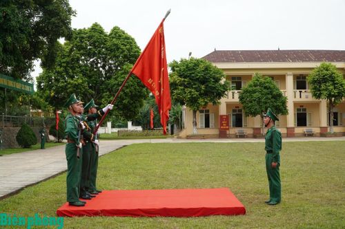 Chiến sĩ mới tại Tiểu đoàn Huấn luyện Cơ động, Ban Chỉ huy Bộ đội Biên phòng tỉnh Cao Bằng thực hiện tuyên thệ dưới Quân kỳ Quyết thắng. Năm 2026, đơn vị tiếp nhận và huấn luyện 170 chiến sĩ mới. Ảnh: Văn Tuấn