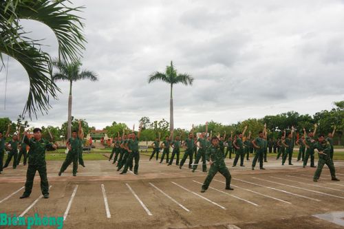 Màn biểu diễn nhị khúc và thể dục buổi sáng của chiến sĩ mới Tiểu đoàn Huấn luyện - Cơ động, Ban Chỉ huy Bộ đội Biên phòng tỉnh Gia Lai trong Lễ tuyên thệ chiến sĩ mới năm 2026. Ảnh: Công Cường