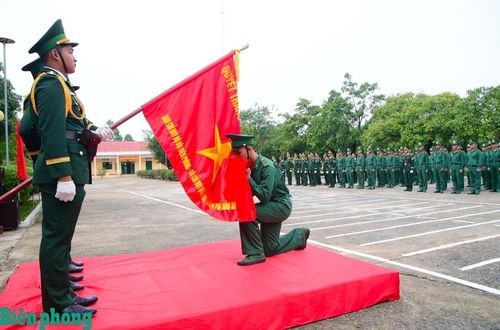 Chiến sĩ mới của Tiểu đoàn Huấn luyện - Cơ động, Ban Chỉ huy Bộ đội Biên phòng thành phố Đồng Nai thực hiện nghi thức tuyên thệ. Năm nay, đơn vị tiếp nhận và huấn luyện 230 chiến sĩ mới. Ảnh: Hữu Thịnh