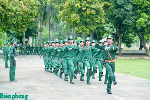 Chiến sĩ mới của Tiểu đoàn Huấn luyện - Cơ động, Ban Chỉ huy Bộ đội Biên phòng tỉnh Nghệ An duyệt đội ngũ trong Lễ tuyên thệ chiến sĩ mới năm 2026. Ảnh: Lê Thạch