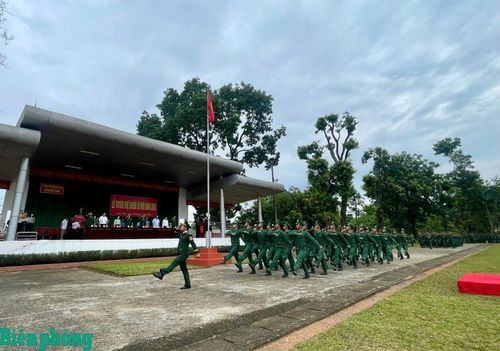 470 chiến sĩ mới Trung tâm Huấn luyện Bộ đội Biên phòng duyệt đội ngũ trong Lễ tuyên thệ chiến sĩ mới. Ảnh: Nguyễn Hào