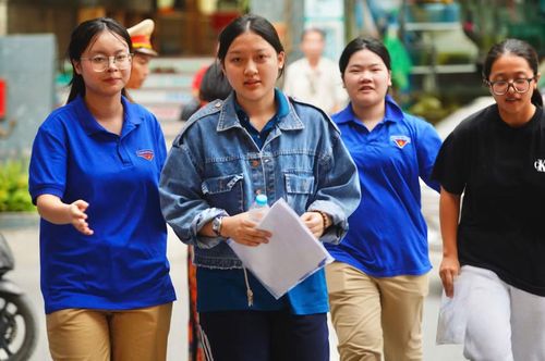 Sĩ tử đến điểm thi THPT Mỹ Đình