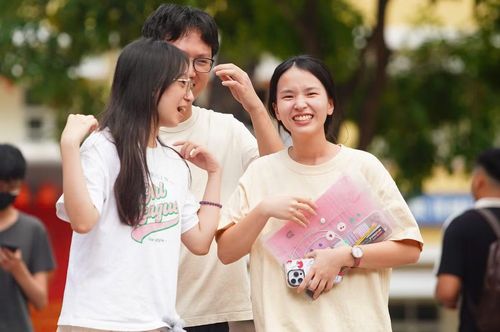 9 giờ 35 phút sáng nay, thí sinh trên toàn quốc hoàn thành bài thi Ngữ văn. (ảnh: Duy Phạm)