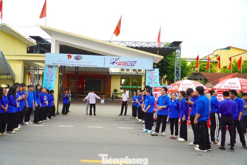  Lực lượng làm nhiệm vụ sử dụng máy quét an ninh kiểm tra thí sinh trước khi vào khu vực thi. 