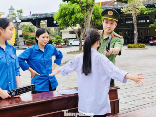 Thí sinh phối hợp kiểm tra an ninh trước giờ làm bài.