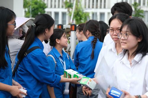Đội hình thanh niên tình nguyện tham gia hỗ trợ thí sinh tại trường THPT Chuyên Hùng Vương.
