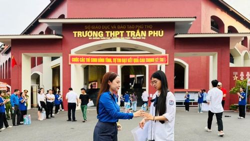 Đoàn Phường Vĩnh Phúc đã huy động 50 thùng nước uống và 500 chiếc bút để lực lượng tình nguyện viên phát miễn phí tại các điểm thi.
