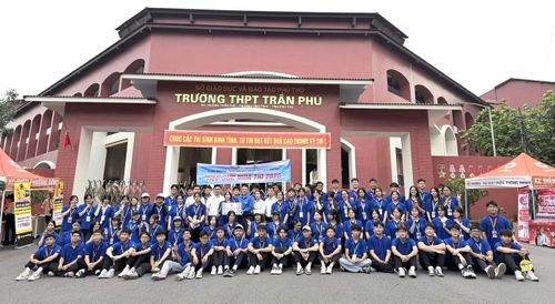  Hơn 300 tình nguyện viên được Đoàn Phường Vĩnh Phúc huy động tham gia hỗ trợ thí sinh và người nhà trong suốt thời gian diễn ra kỳ thi. 
