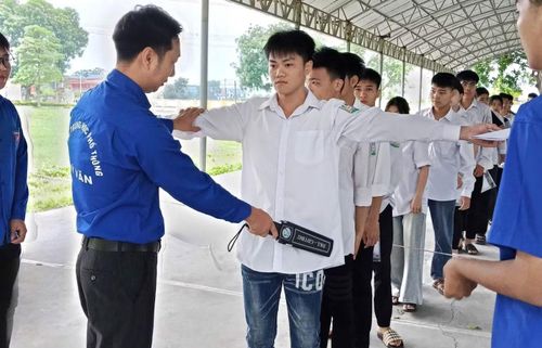  Tỉnh Đoàn Phú Thọ tổ chức nhiều đội tình nguyện thực hiện các công tác như: Hướng dẫn thí sinh làm thủ tục dự thi, phân luồng giao thông, hỗ trợ nước uống, đồ dùng học tập, tư vấn thông tin điểm thi, đồng thời động viên tinh thần để các em bước vào kỳ thi với tâm lý tự tin, thoải mái. Trong ảnh: Đoàn Xã Vạn Xuân triển khai đội hình tình nguyện hỗ trợ gửi đồ, rà soát và nhắc nhở thí sinh không mang các thiết bị điện tử, vật dụng cấm vào phòng thi. 