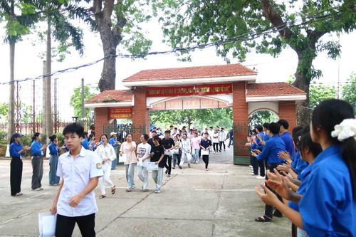 Lực lượng đoàn viên, thanh niên khích lệ các thí sinh thi xong môn Văn sáng 11/6 tại trường THPT Yên Lạc.