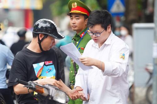 Thí sinh đến địa điểm thi trường THPT Kim Liên (Hà Nội) để thi môn thứ 2