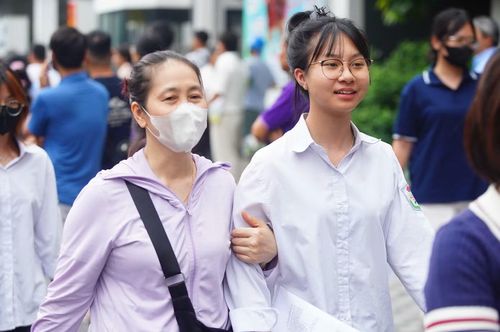 Thí sinh và phụ huynh đều cười tươi, mừng rỡ sau bài thi môn Toán tại điểm thi THCS Khương Thượng (Hà Nội)