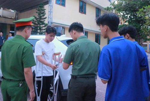 Nam sinh Nguyễn Tuấn Tú chống nạng đến dự thi