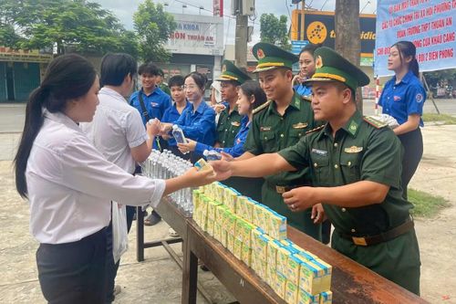 Chi đoàn Đồn Biên phòng cửa khẩu cảng Thuận An hỗ trợ thí sinh tại điểm thi Trường THPT Thuận An, phường Thuận An, Huế.