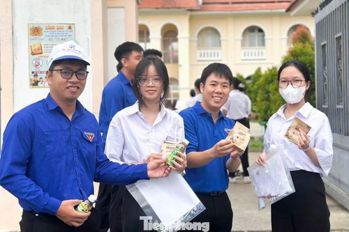 Theo chị Nguyễn Thị Hoàng My - Bí thư Đoàn xã Trà My, khoảng 200 em học sinh ở xa các điểm thi đều được hỗ trợ đưa đón bằng xe buýt. “Nhờ vậy, trong các buổi thi vừa qua, tại 2 điểm trường này không có thí sinh nào phải bỏ dở kỳ thi quan trọng vì ngủ quên hay gặp sự cố trên đường”, chị My nói.
