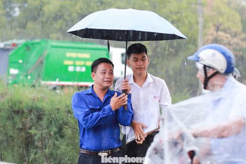 “Các tình nguyện viên sẽ nhắc nhở các em chuẩn bị các giấy tờ, đồ dùng học tập cần thiết. Với các trường hợp không có phụ huynh đưa đón, tình nguyện viên trực tiếp chở các em đến trường thi”, anh Bling Vơn - Bí thư Đoàn xã A Vương, nói.