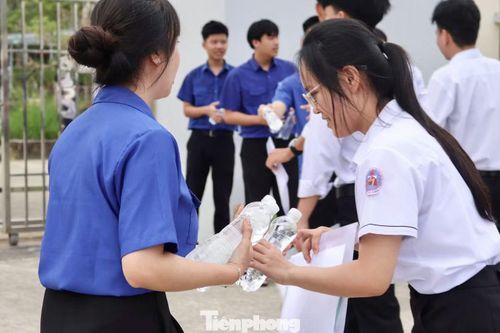 Không chỉ dừng lại ở việc đưa đón, với những học sinh ở nội trú, lực lượng đoàn viên còn phối hợp với nhà trường, các hội đoàn thể để hỗ trợ chỗ ở, bữa ăn, đồng hành suốt quá trình ôn thi đến những ngày diễn ra kỳ thi.