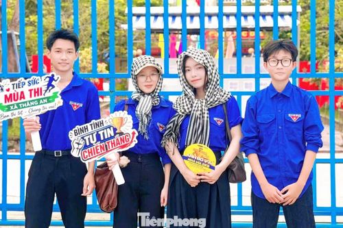 "Các đội hình không chỉ phát nước, hướng dẫn giao thông mà còn hỗ trợ trực tuyến, tư vấn tâm lý, lan tỏa năng lượng tích cực trên mạng xã hội với tinh thần: mỗi đội hình “Tiếp sức mùa thi” là một điểm tựa an toàn cho thí sinh và phụ huynh", anh Hùng nói.