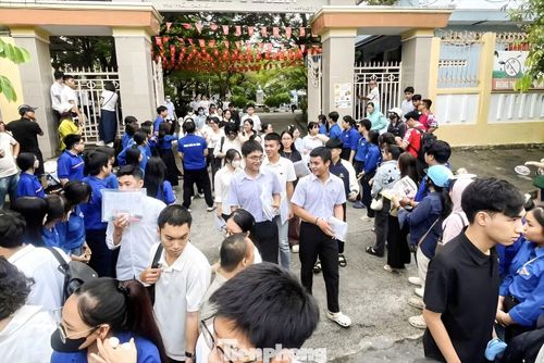 Để hỗ trợ cho hơn 35,5 nghìn thí sinh trong Kỳ thi tốt nghiệp THPT năm 2026 trên địa bàn, Thành Đoàn Đà Nẵng đã triển khai 99 đội hình “Tiếp sức mùa thi”, huy động khoảng 2.500 tình nguyện viên hỗ trợ tại các điểm thi. Tổng nguồn lực huy động để hỗ trợ thí sinh và người nhà là khoảng 400 triệu đồng.