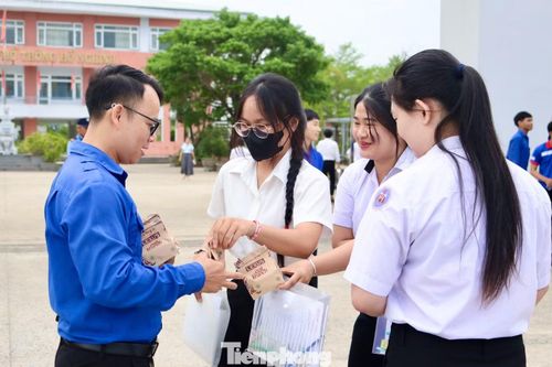 Từ sáng sớm 11/6, khi sương còn giăng kín, lực lượng thanh niên tình nguyện “Tiếp sức mùa thi” của Đoàn xã A Vương đã tỏa đi khắp các thôn, bản, “gõ từng nhà” gọi các sĩ tử dậy sớm để chuẩn bị đến điểm thi.