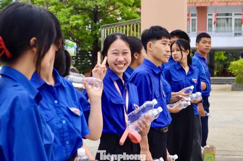 Là địa bàn miền núi, khoảng cách giữa các khu vực xa xôi, đi lại khó khăn, bởi vậy, Đoàn xã A Vương đã triển khai mô hình này để đảm bảo các sĩ tử đều đến điểm thi đúng giờ.