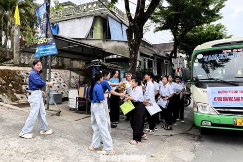 Tại xã Trà My (TP. Đà Nẵng), năm nay, hơn 600 thí sinh dự thi Kỳ thi tốt nghiệp THPT năm 2026 ở hai điểm trường THPT Bắc Trà My và PTDTNT THCS & THPT Nước Oa. Con số không lớn, nhưng phía sau đó là những hành trình đến điểm thi không hề dễ dàng. Để đảm bảo điều kiện tốt nhất cho các sĩ tử, Đoàn xã Trà My đã phối hợp tổ chức chuyến xe đưa đón thí sinh đến điểm thi. Ảnh: Giang Thanh