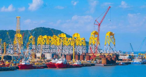 Tổng công ty Cổ phần Dịch vụ Kỹ thuật Dầu khí Việt Nam (PTSC) là đơn vị tiên phong của Petrovietnam tham gia sản xuất, lắp đặt trụ điện gió ngoài khơi và các dịch vụ kỹ thuật khác.