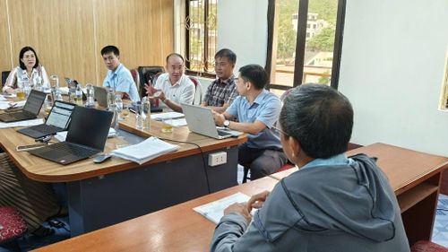Các thành viên của Tổ công tác tư vấn, trợ giúp pháp lý, hướng dẫn người dân đặc khu Vân Đồn thực hiện thủ tục hành chính.
