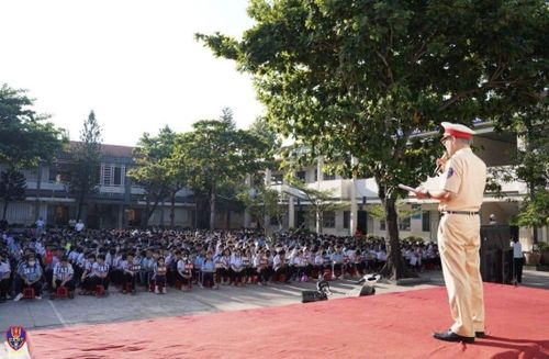 Tổ chức tuyên truyền an toàn giao thông tại một trường trung học cơ sở.